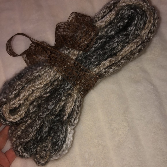 ⭐️SOLD⭐️ Handmade crochet shell-stitch scarf - Picture 2 of 5